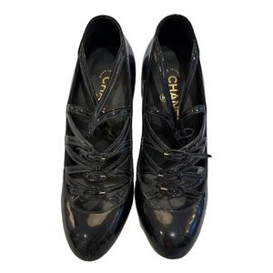 CHANEL Quilted Patent Leather Strappy
Heels Black Patent Gold EU 38